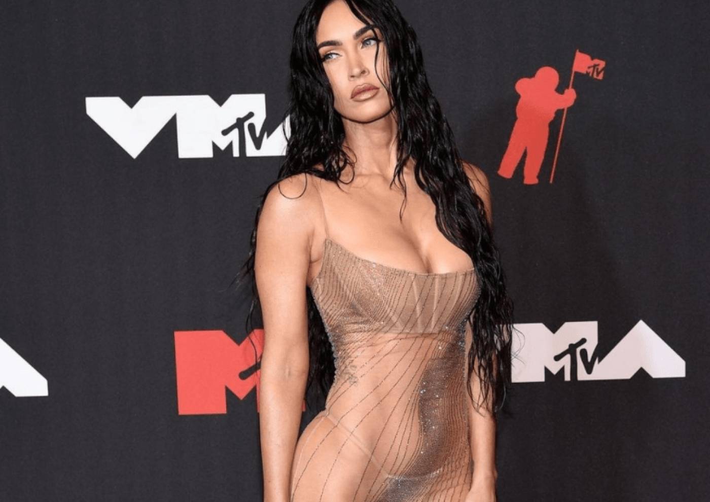 Megan Fox: Δείτε την «γυμνή» στα βραβεία MTV - Βίντεο με τον καβγά του συντρόφου της στο κόκκινο χαλί