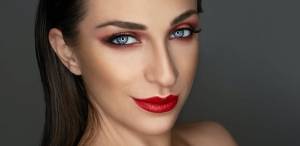Ιδέες για glam, εορταστικό μακιγιάζ: Μεγάλος πρωταγωνιστής το μπλε μεταλλικό eyeliner