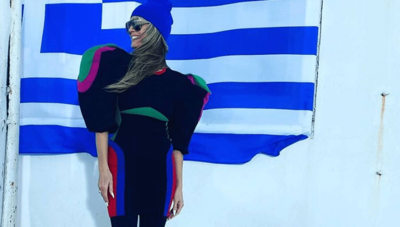 Στην Ελλάδα η Heidi Klum για χάρη του γερμανικού GNTM: Ποζάρει με καμβά την ελληνική σημαία