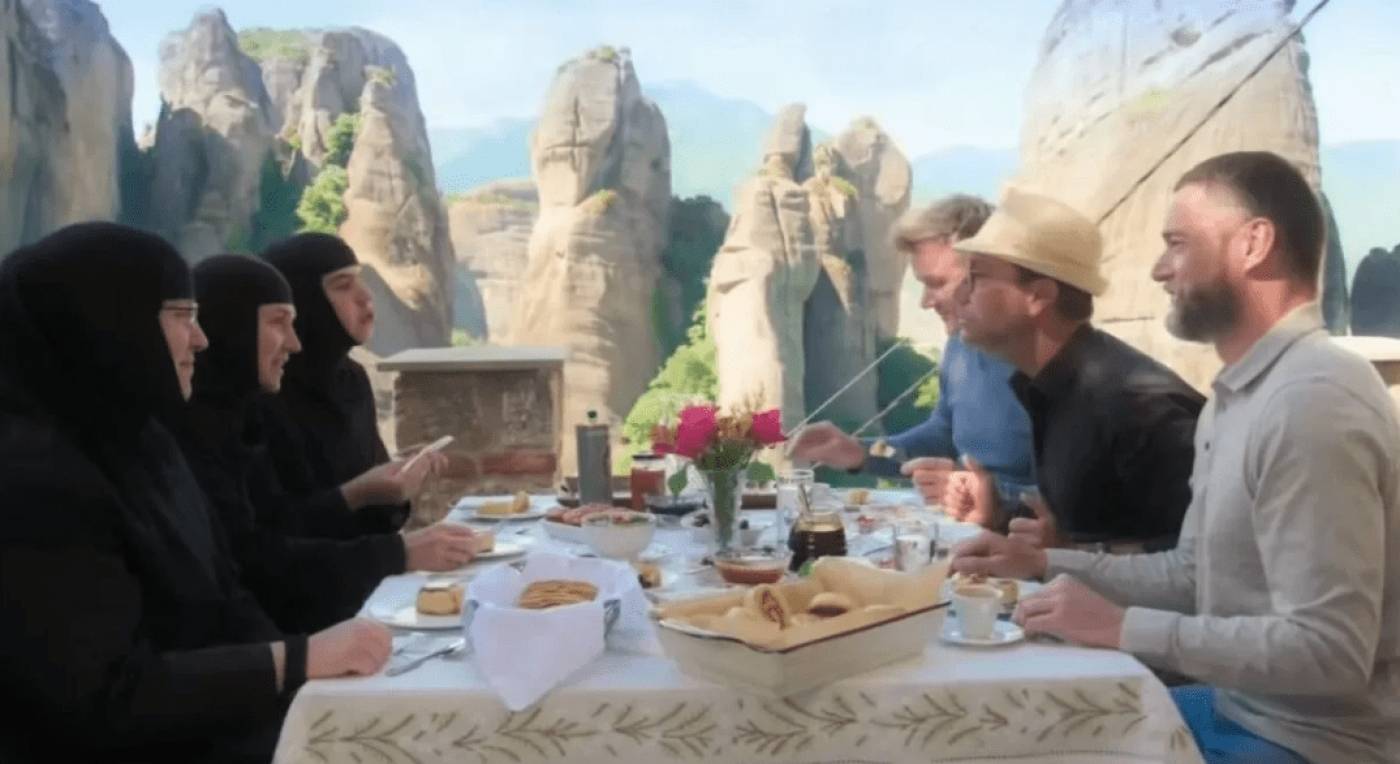 Δείτε βίντεο: Ο Gordon Ramsay γευματίζει με μοναχές στα Μετέωρα και επισκέπτεται μελίσσια