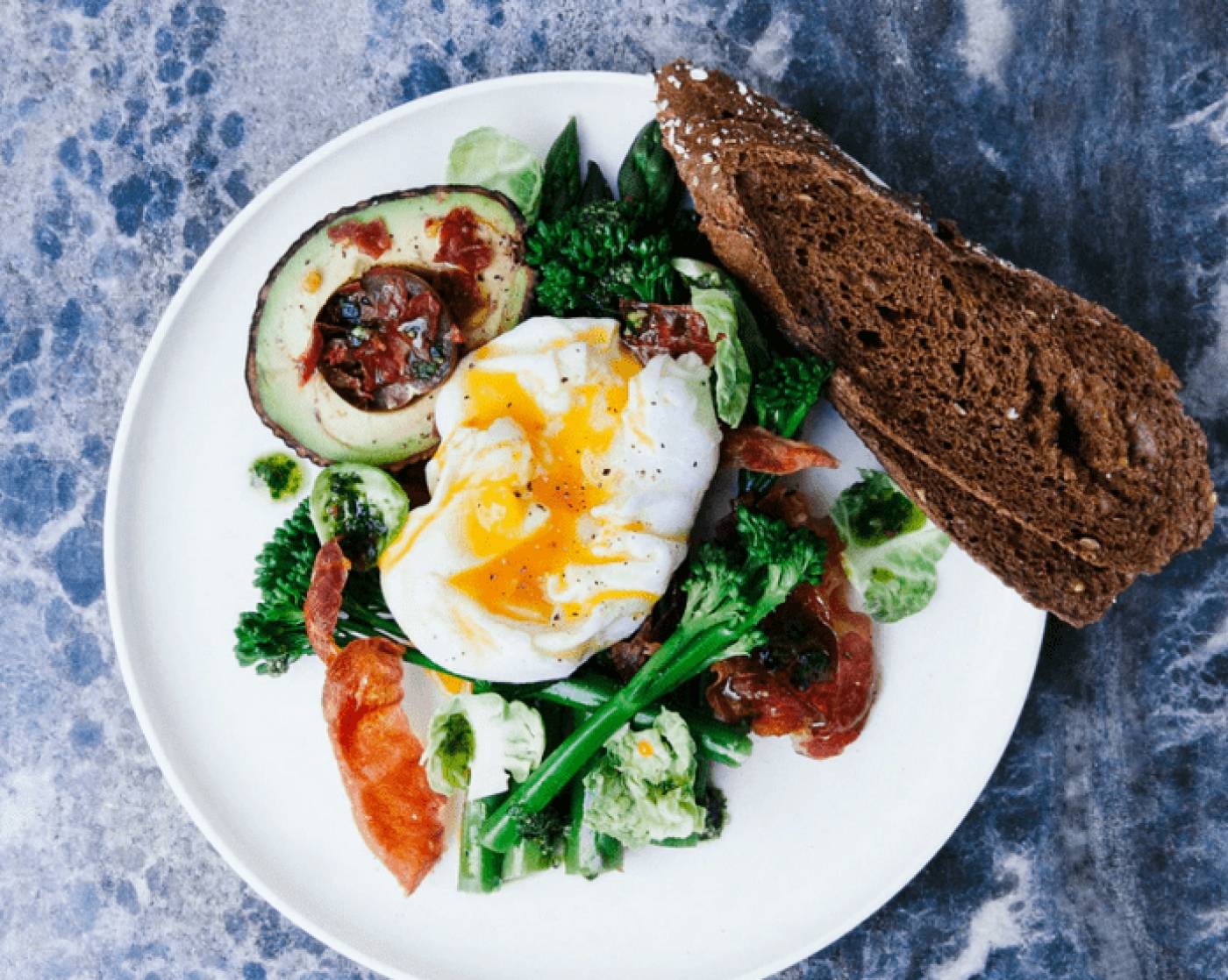 Πρωτεΐνη στο πρωινό: Πώς θα σας βοηθήσει να χάσετε βάρος