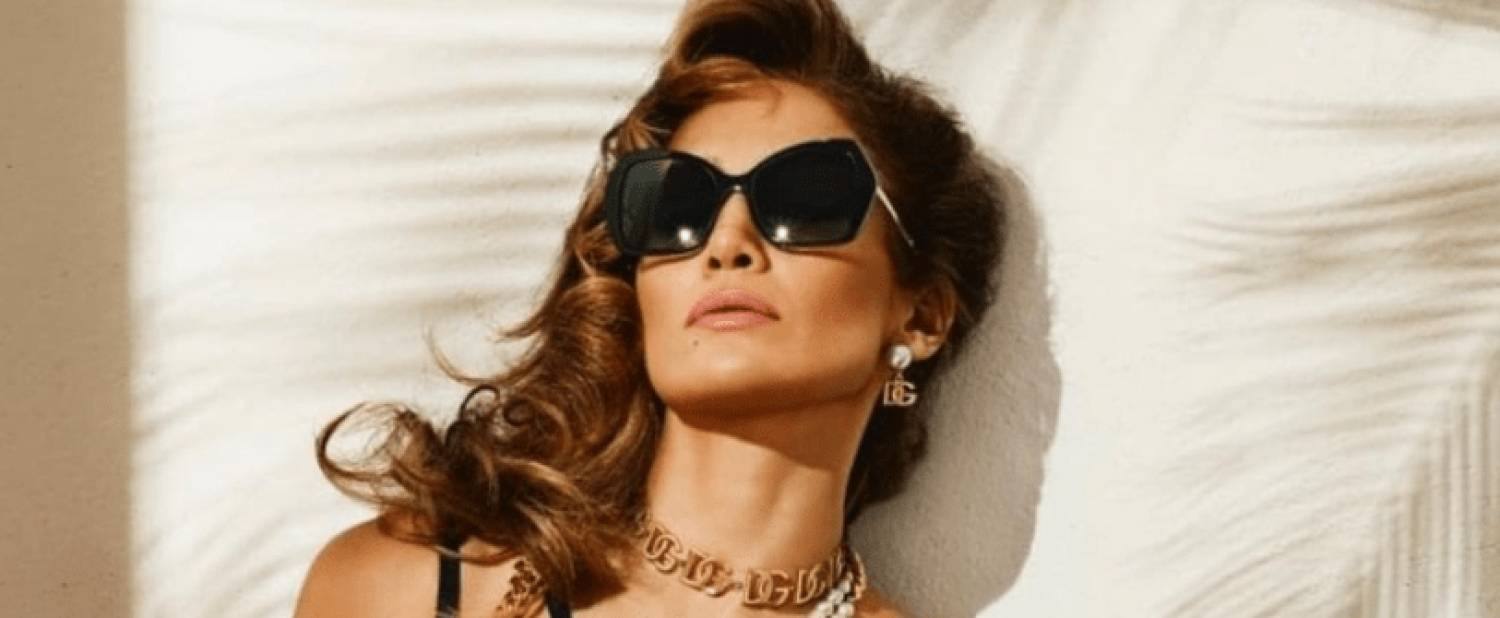 Η JLo με μαύρα εσώρουχα για τους Dolce & Gabbana