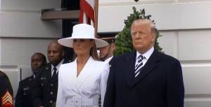 Μελάνια Τραμπ: Σε δημοπρασία το καπέλο που φορούσε στην υποδοχή του ζεύγους Μακρόν