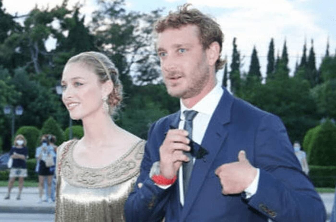 Επίδειξη Dior: Χέρι χέρι Κασιράγκι, Μπορομέο - Χρυσό αρχαιοελληνικό φόρεμα για την Ιταλίδα royal