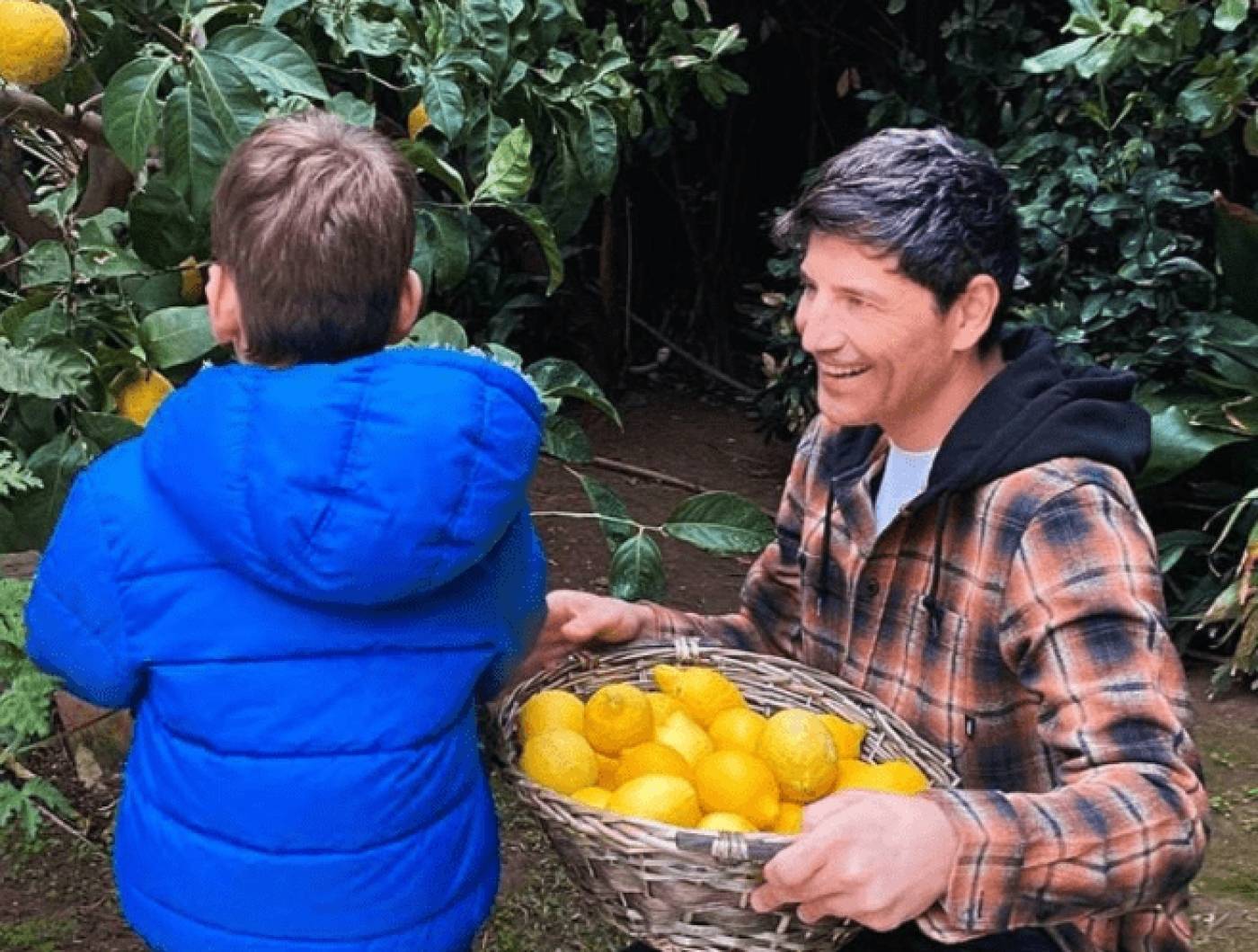 Σάκης Ρουβάς: Μαζί με τον γιο του στο περιβόλι - «Γιορτάζουμε την Άνοιξη με τους καρπούς της λεμονιάς»