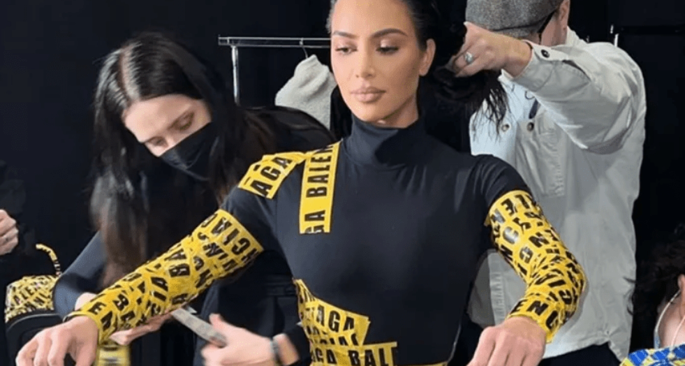 Η Kim Kardashian «τυλίχτηκε» με sticky tape Balenciaga και συζητιέται ακόμη...