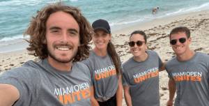 Ο κορυφαίος τενίστας Στέφανος Τσιτσιπάς καθάρισε παραλία στο Μαϊάμι