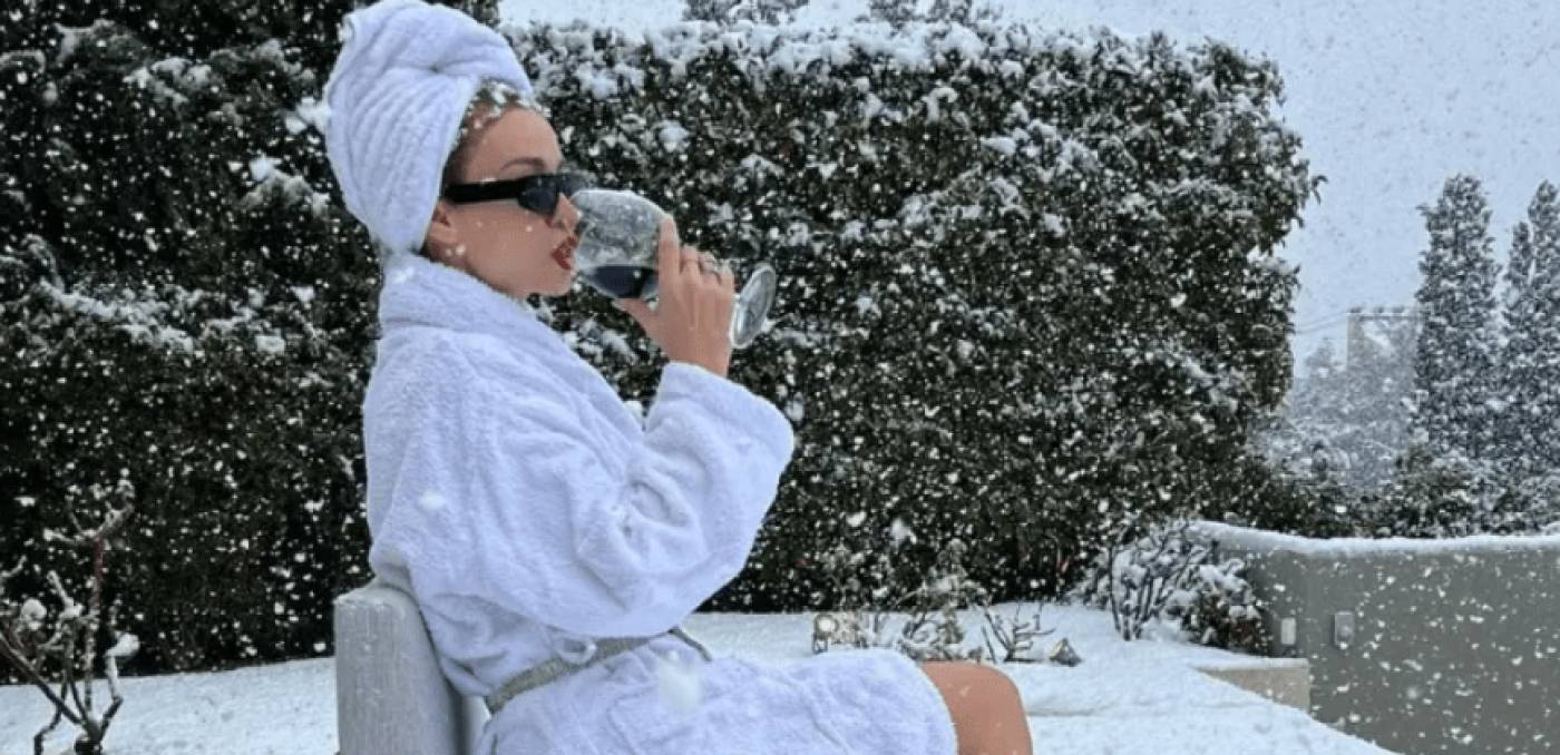 Η Ελένη Φουρέιρα πίνει κρασί στη χιονισμένη αυλή της