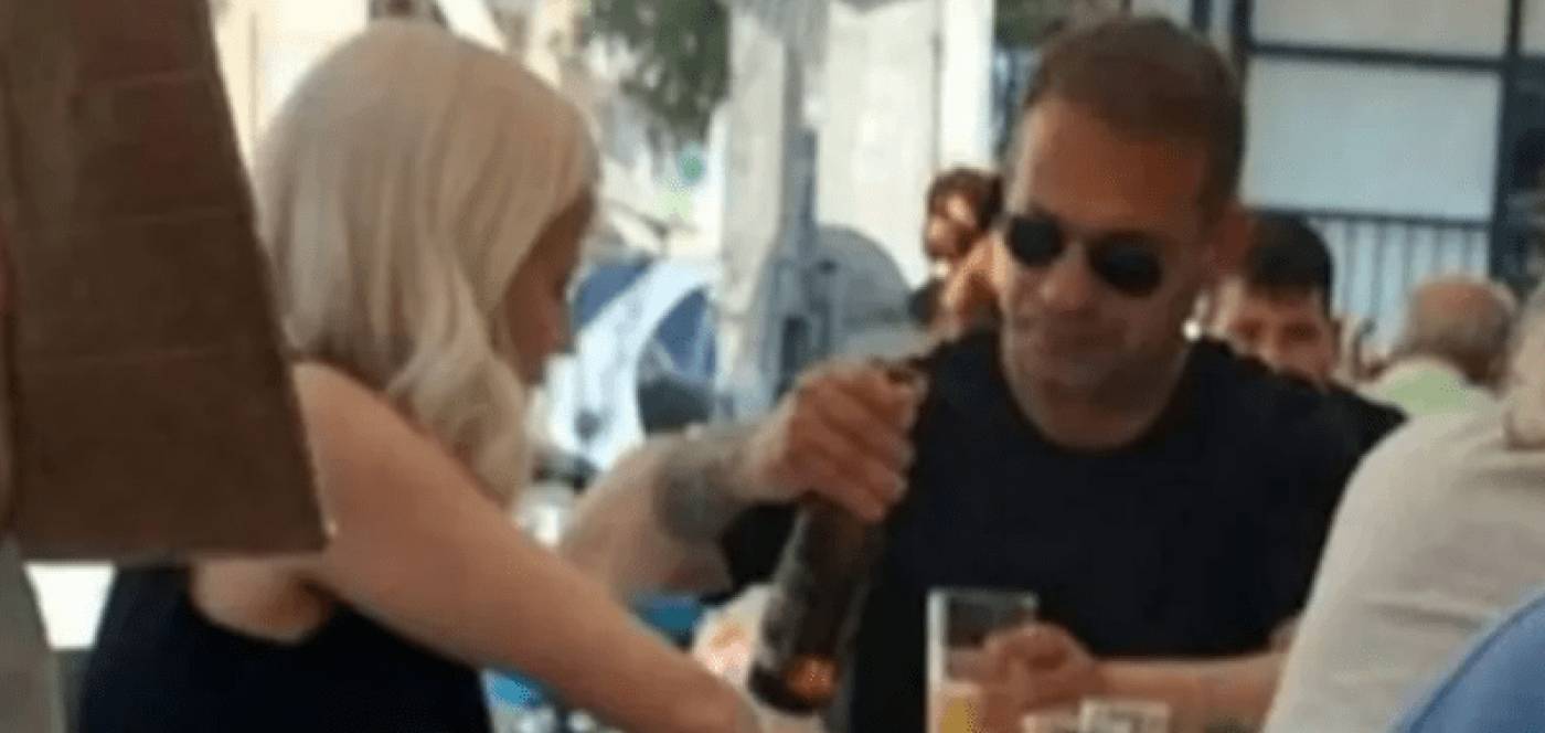 Ο Ντέμης Νικολαΐδης είναι ερωτευμένος, έξοδος για φαγητό με ξανθιά γυναίκα στο Πέραμα